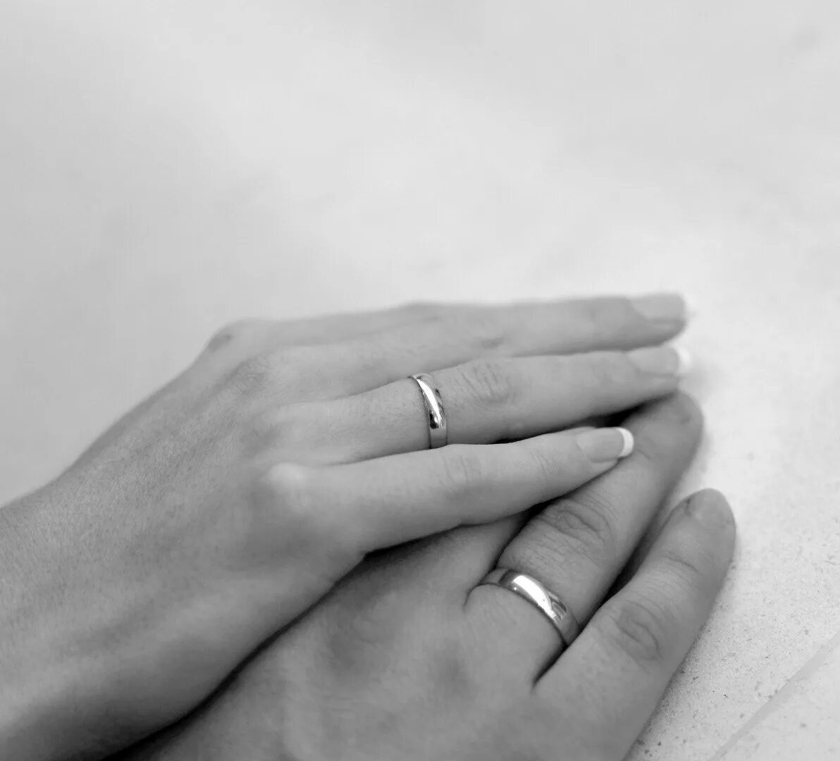 Обручальные кольца на руках. Кольцо на руке. Две руки с обручальными кольцами. Мужские обручальные кольца на руке. Видеть обручальное кольцо на пальце во сне