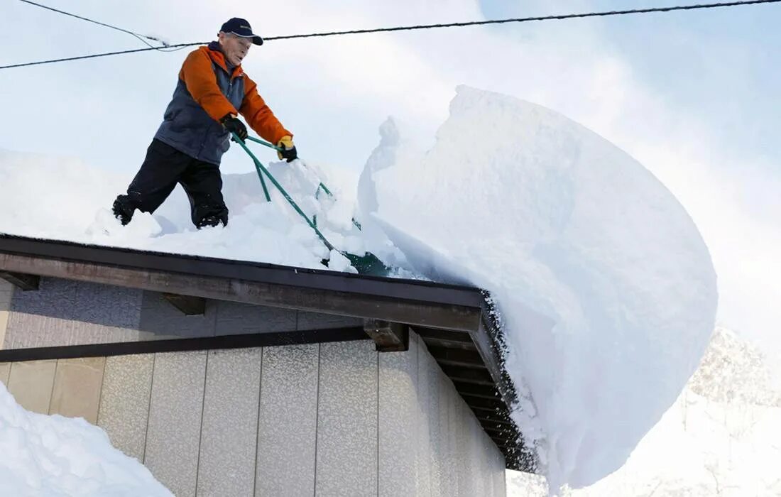 Уборка снега крыш домов