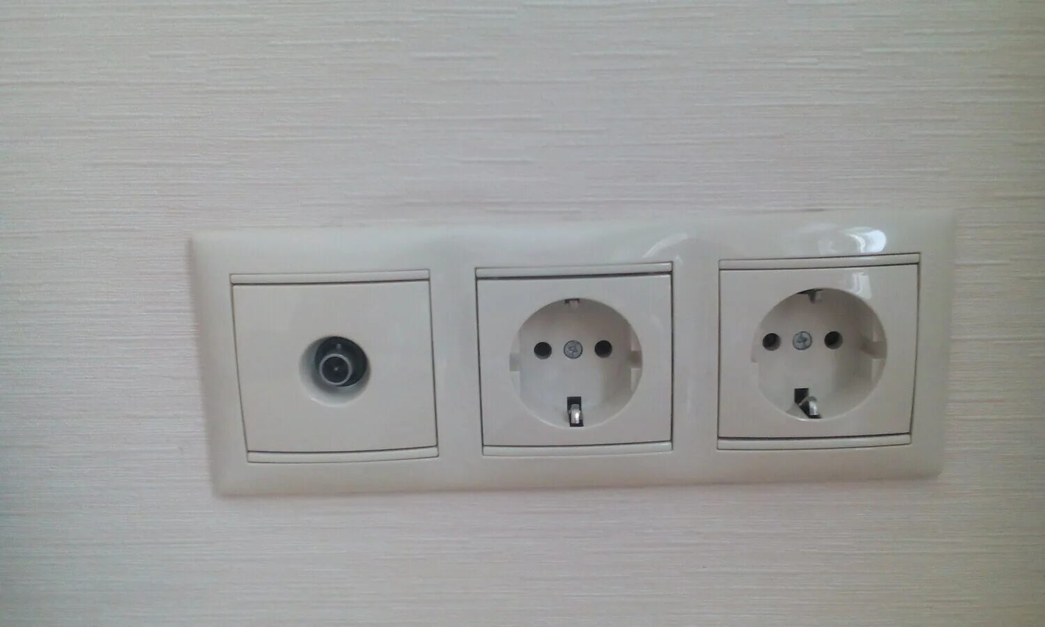 Розетка удлинитель в стене. Розетка werkel wl15-02-02 white. Розетку через 4. Розетки шнайдер 4 гнезда черный. Розетку через 4.