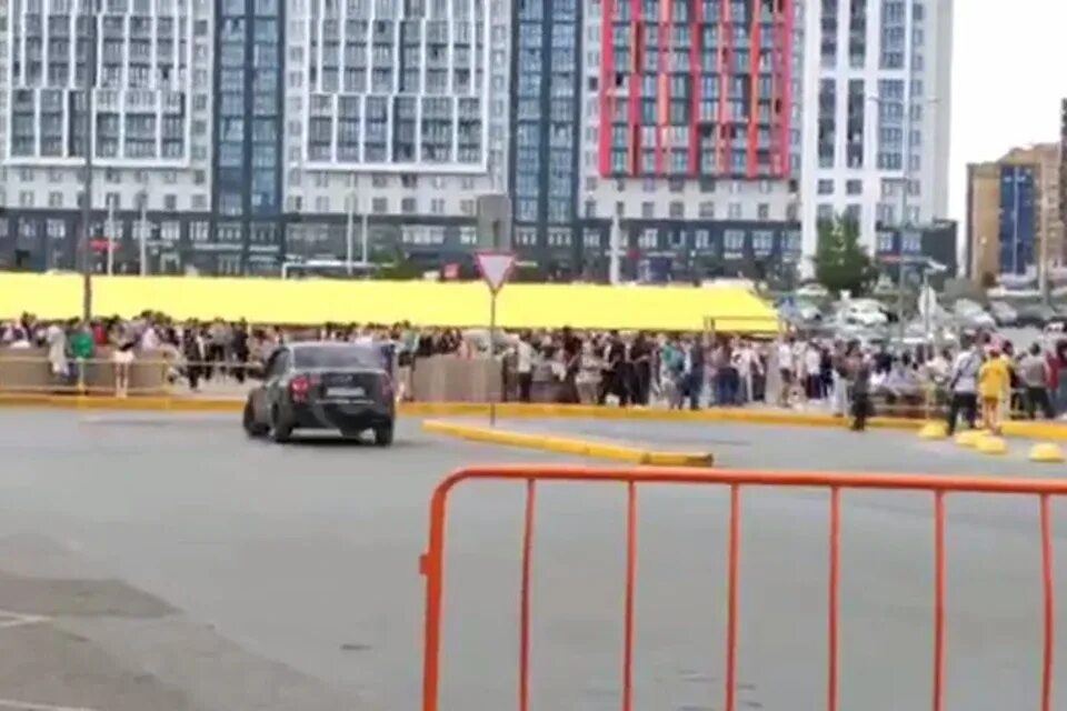 Эвакуация в уфе сегодня. Трц планета уфа пожар. уличная парковка планета трц. посетители паркинга. эвакуация в планете уфа.