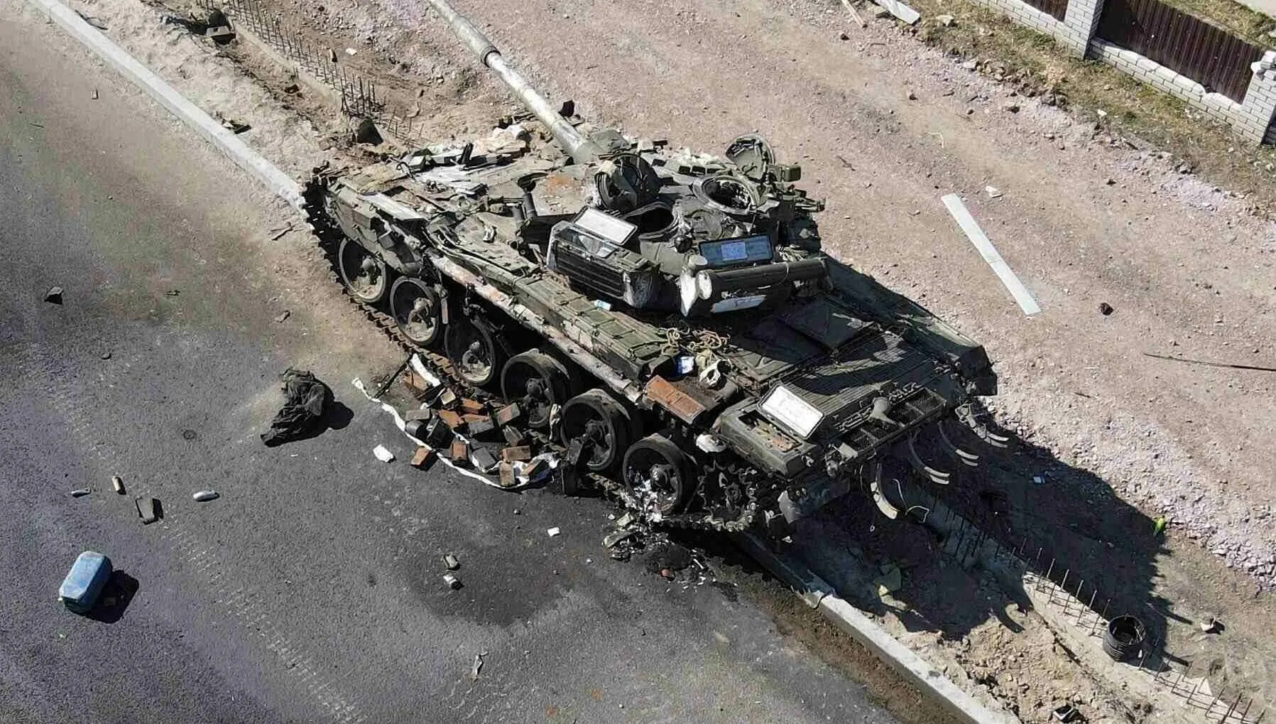 По официальным данным на украине погибло. Т-72 ВСУ 2022 подбитые. Подбитые танки на Украине 2022. Подбитый танк ВСУ "на Москву".