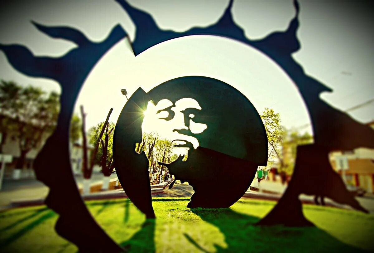 Караганда цой. Памятник виктору цою в караганде. караганда виктор цой. караганда памятник цою виктор цой. аллея цоя в караганде.