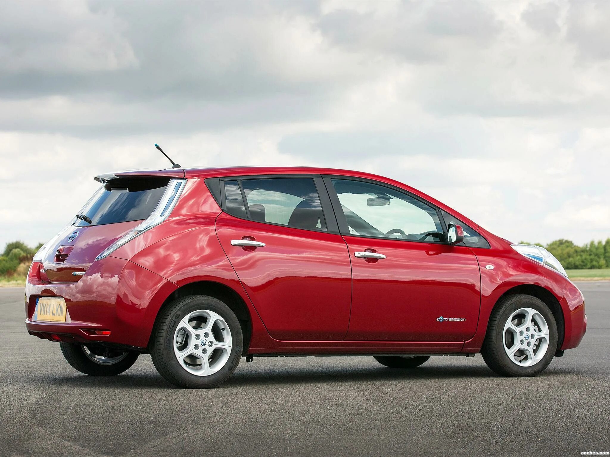 Лью ниссан. Nissan Leaf 2013. Ниссан лиф 2013. Nissan Leaf, 2013г. Ниссан Леаф красный.