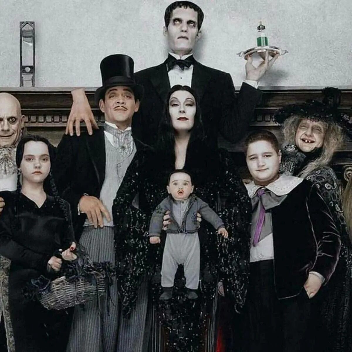 очень странная семейка. очень странная семейка. семья аддамс. семейка аддамс 1998. очень странная семейка.