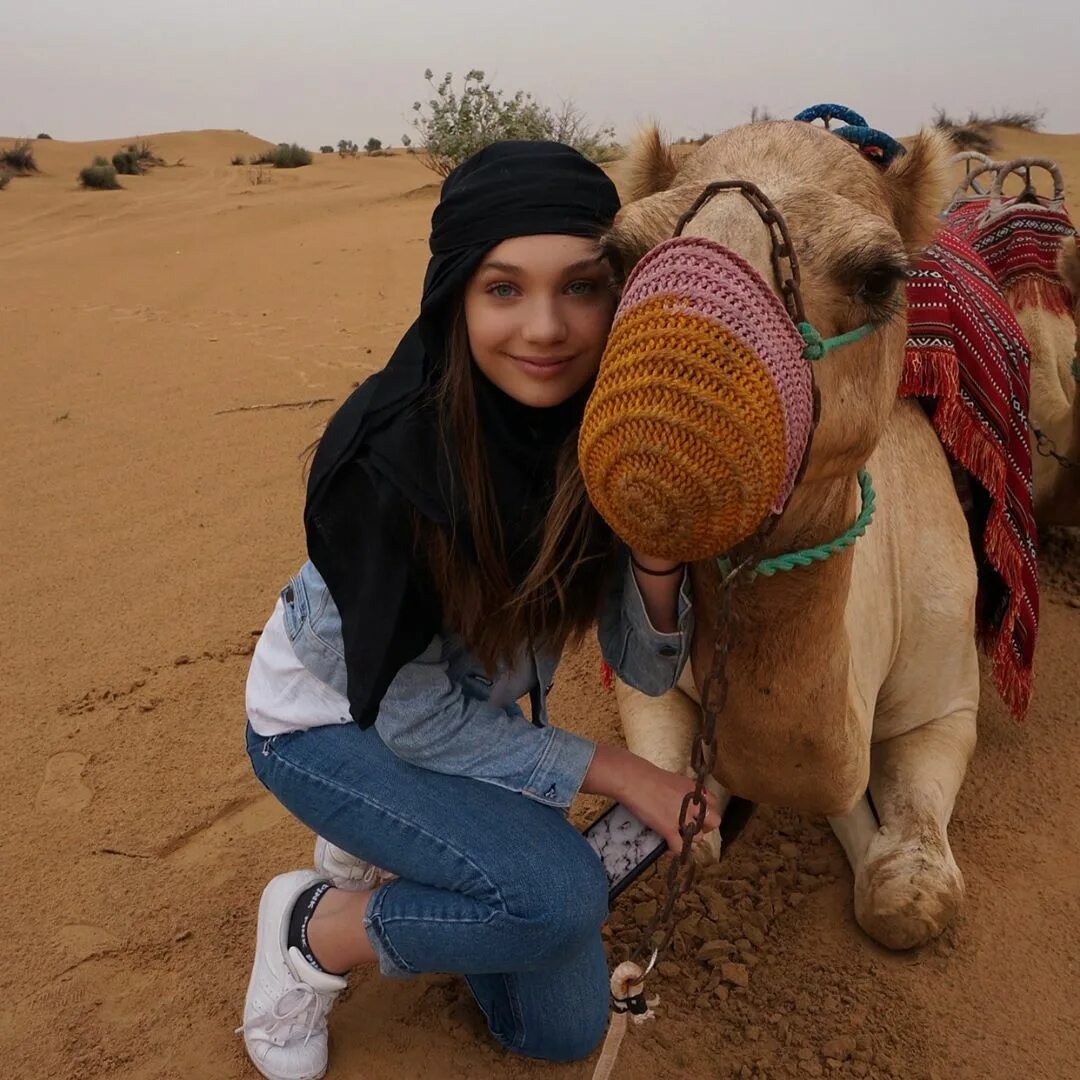 Мама я в дубае. Приключения коровы Мэдди. Мэдди с животным. Клип где люди с большими головами. Camel Mommy.