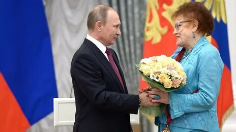 Вручение производил