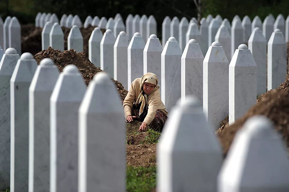 Можно ли посещать кладбище в исламе. Сребреница кладбище. Мусульманское кладбище. Могилы на мусульманском кладбище.