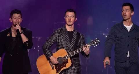 Marshmello jonas brothers leave before