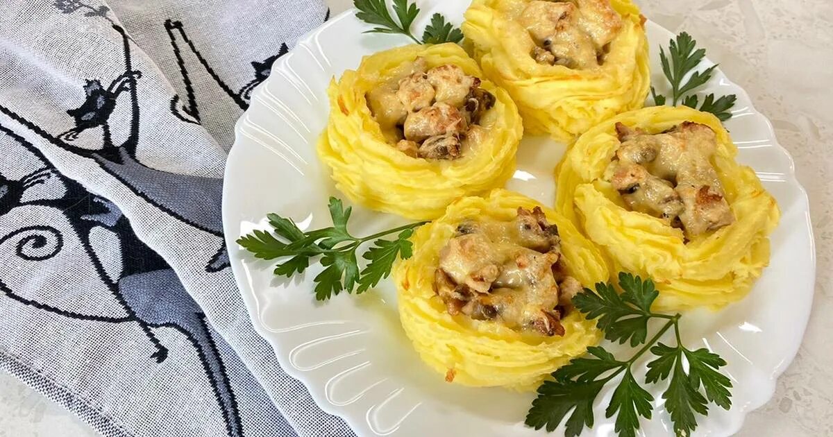 картофельные гнёзда с фаршем. жульен в картофельных гнездах. гнезда с курицей и грибами. гнезда из пюре с фаршем в духовке. гнезда из спагетти.