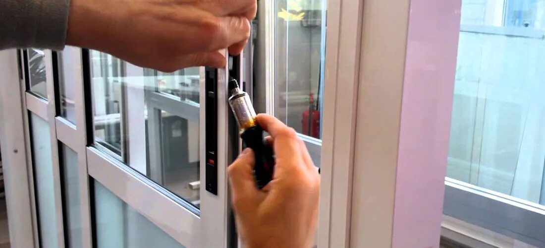 мастер по ремонту ручки на пластиковых окнах. регулировка створки окна. установщик пластиковых окон. отрегулировать пластиковые окна. монтаж пластиковых окон.