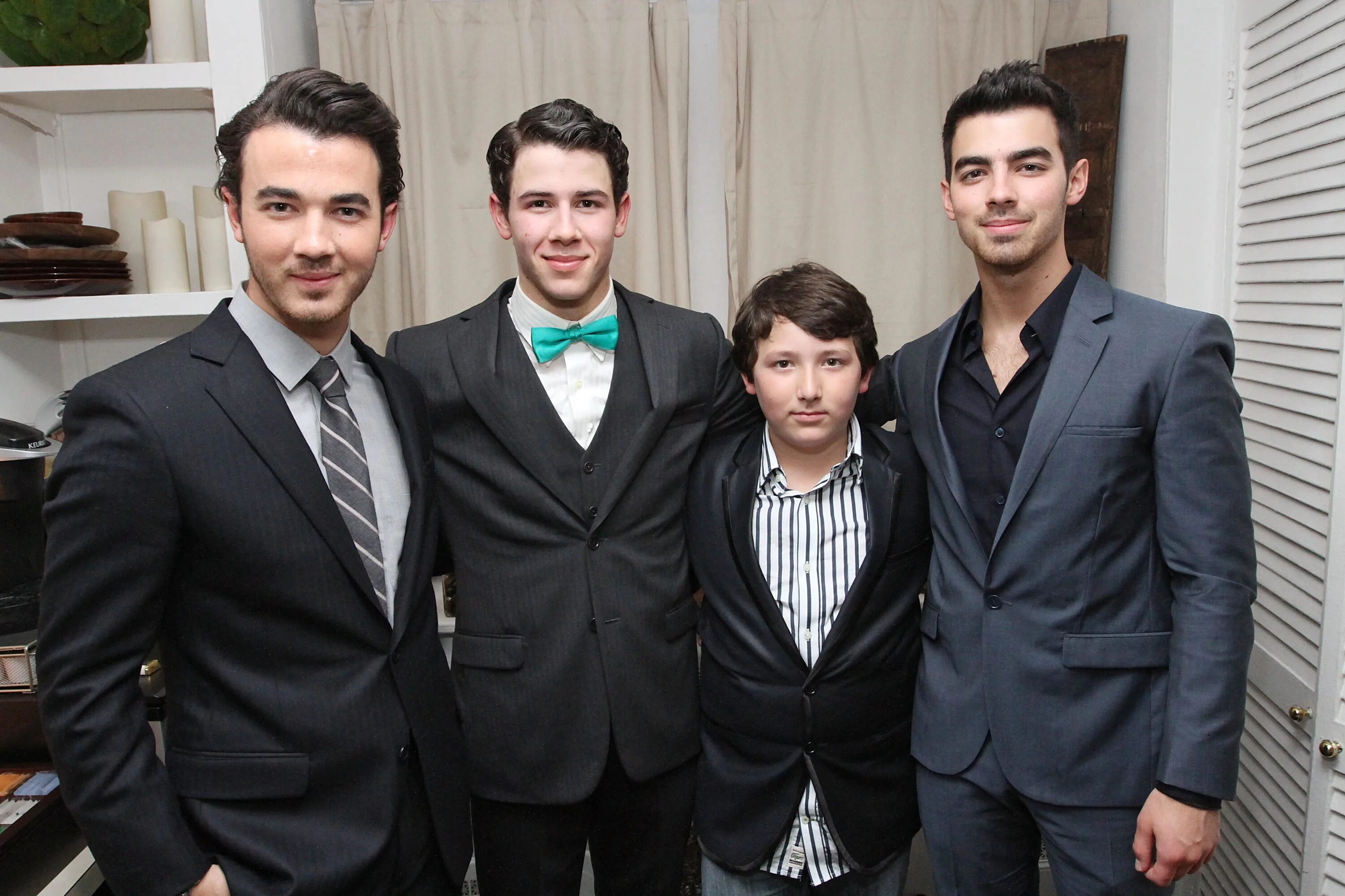 Почему brother. Братья jonas. фрэнки джонас. jonas brothers 2025. 4 брат джонасов.