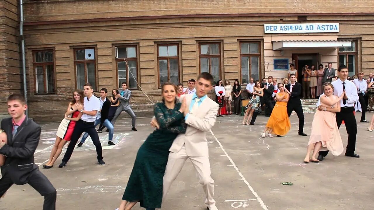 Выпускной танец. Выпускной вальс. Поддержки в вальсе на выпускной. Танцы на выпускном в школе.