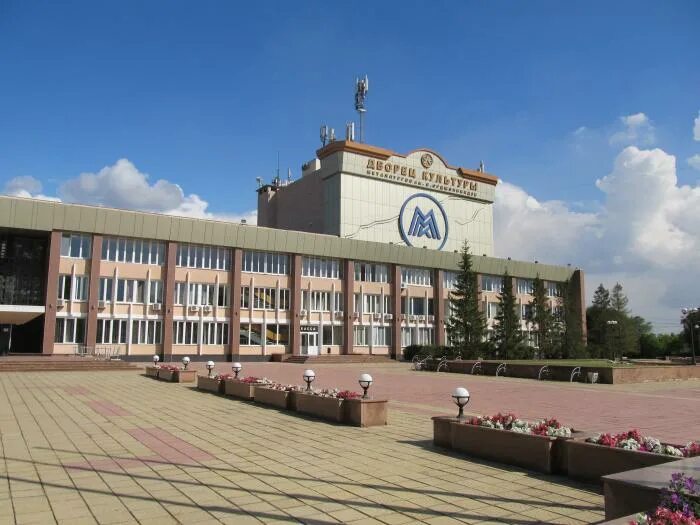 Левобережный дворец культуры магнитогорск. Магнитогорск левый берег дворец культуры. Левобережный дворец культуры металлургов. Магнитогорск дворец. Дворец культуры металлургов имени серго орджоникидзе.