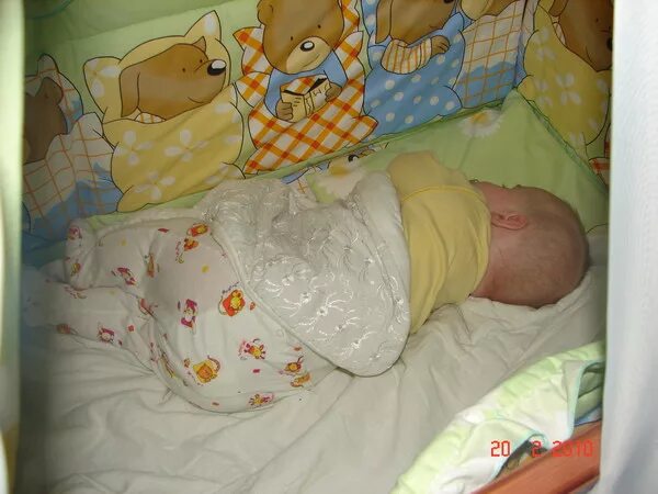 Сон на боку новорожденного. Новорожденному спать на боку или спине