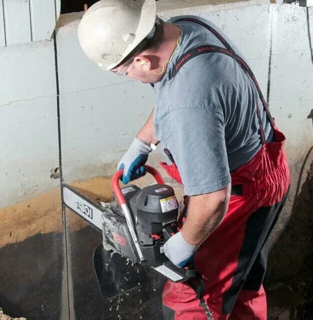 Распил бетона алмазным диском. Алмазная резка пола hilti. Пилы для резки брусчатки. Пила алмаз. Прецизионная пила.