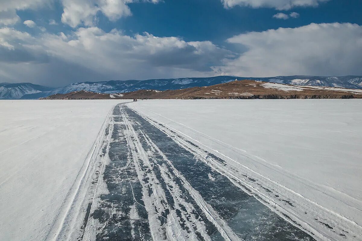 Дорога по льду реки