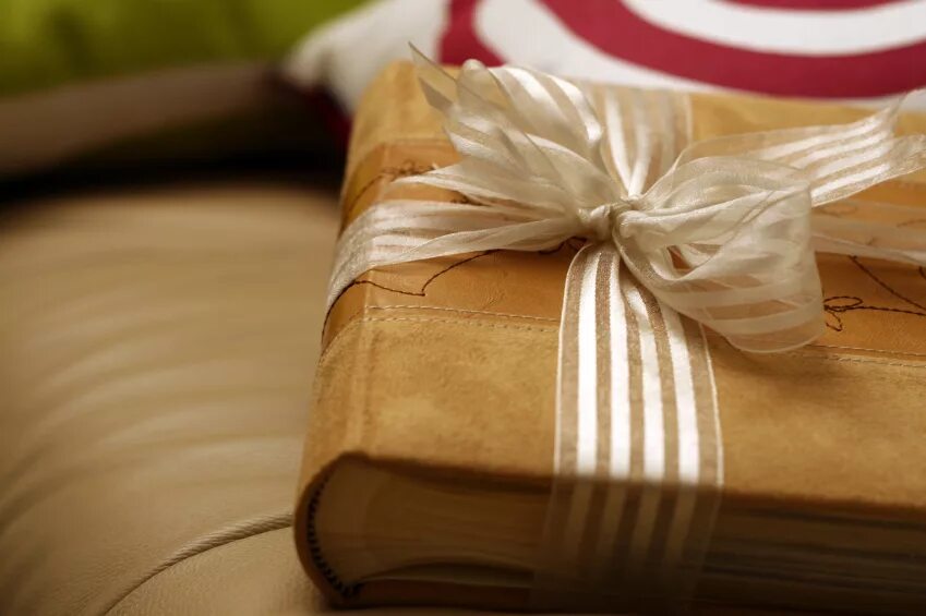 Получить книгу в подарок. Книга в подарок. книга лучший подарок. книжка в подарок. книжный подарок.
