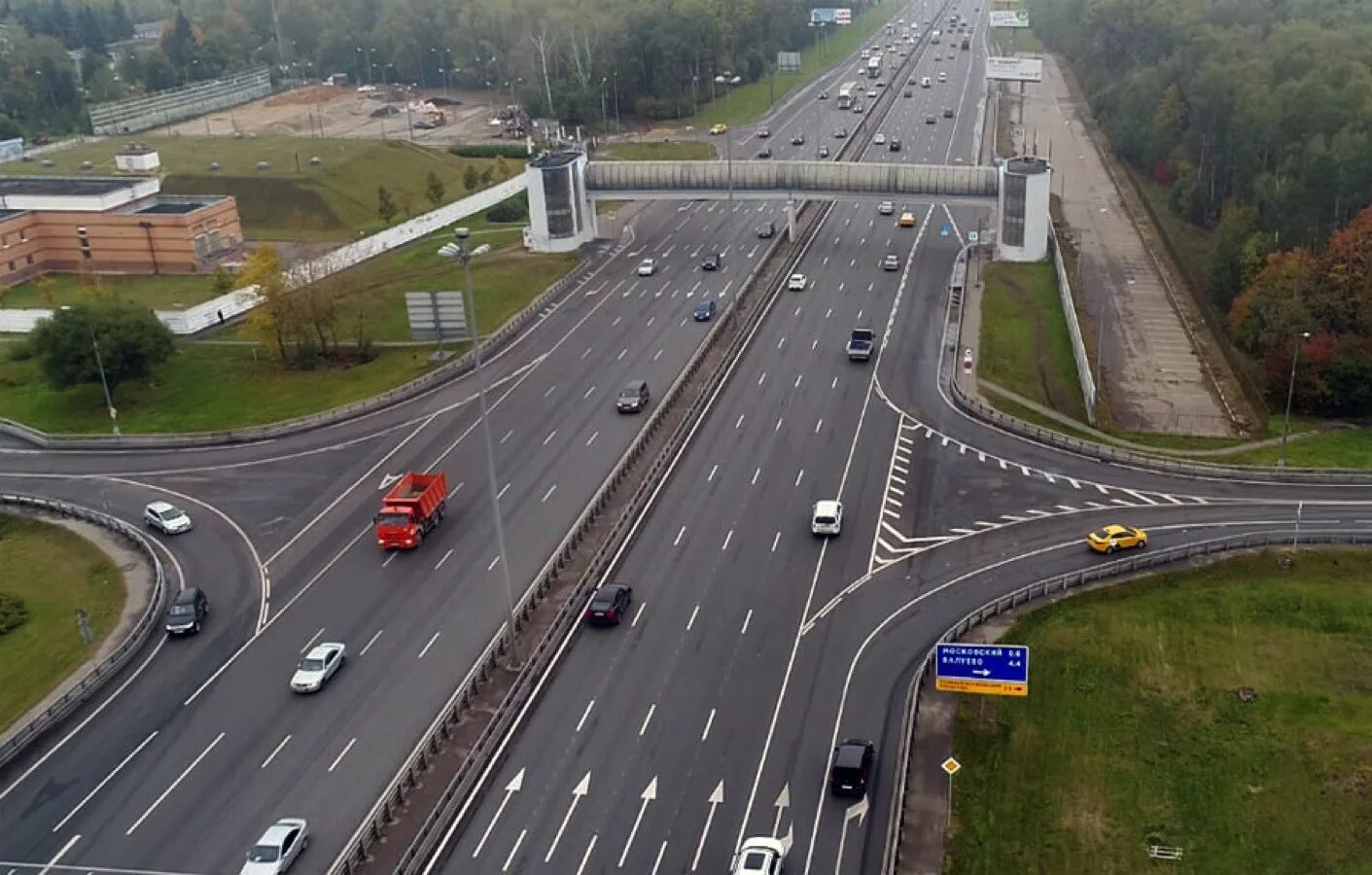 Дорога без поворотов. Автомагистраль Симферопольское шоссе. Автобан Киевское шоссе. Киевское шоссе в 2000 году. Киевское ш., 820 м перед МКАД, В центр.