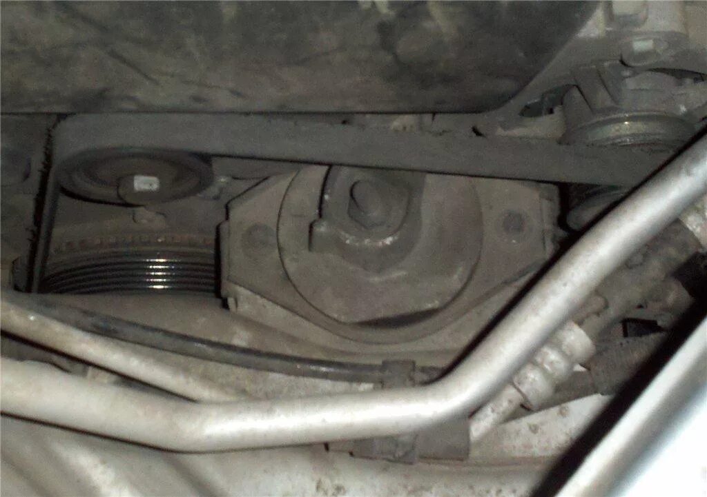 Натяжитель ремня генератора ваз 2110. Ремень генератора 21124. Натяжение ремня генератора ваз 2110 8 клапанов. Натяжка генератора ваз 2112. Регулировочный болт генератора ваз 2114.