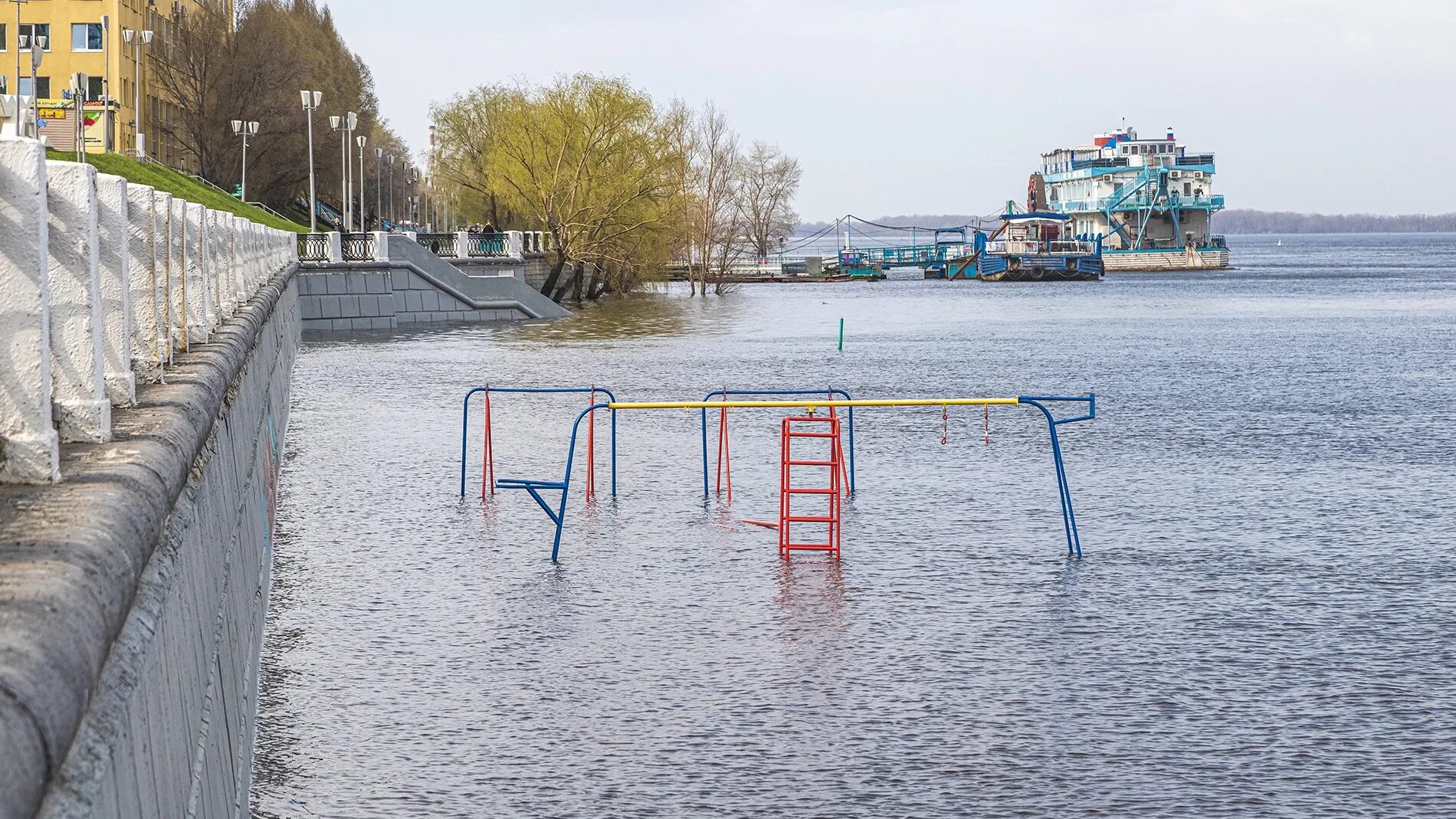 Самара набережная половодье. Затоп Самарской набережной. Половодье Волги 2018 Самара. Затопленная набережная в Самаре 2024. Половодье 2024 прогноз в самаре