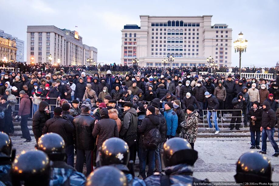 11 декабря 20 лет. 11.12.2010 Манежная площадь. Митинг на Манежной площади 2010. Манежная площадь 11 декабря 2010 года. Беспорядки на Манежной площади 2010.