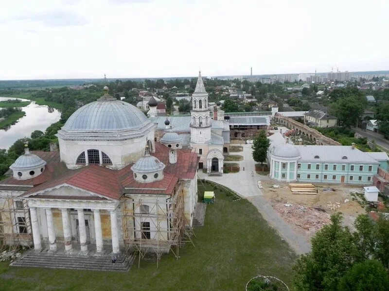 Торжокский Борисоглебский монастырь. Борисоглебский монастырь Торжок Введенская Церковь. Панорама Борисоглебского монастыря в Торжке. Новоторжский борисоглебский мужской монастырь