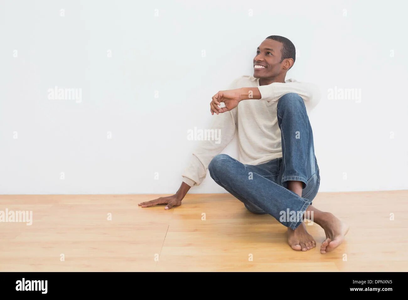Look he on the floor. Парень с ноутбуком. Мальчик в джинсах сидит. Мальчик сидит на полу в джинсах. Человек сидит на полу к нам лицом.