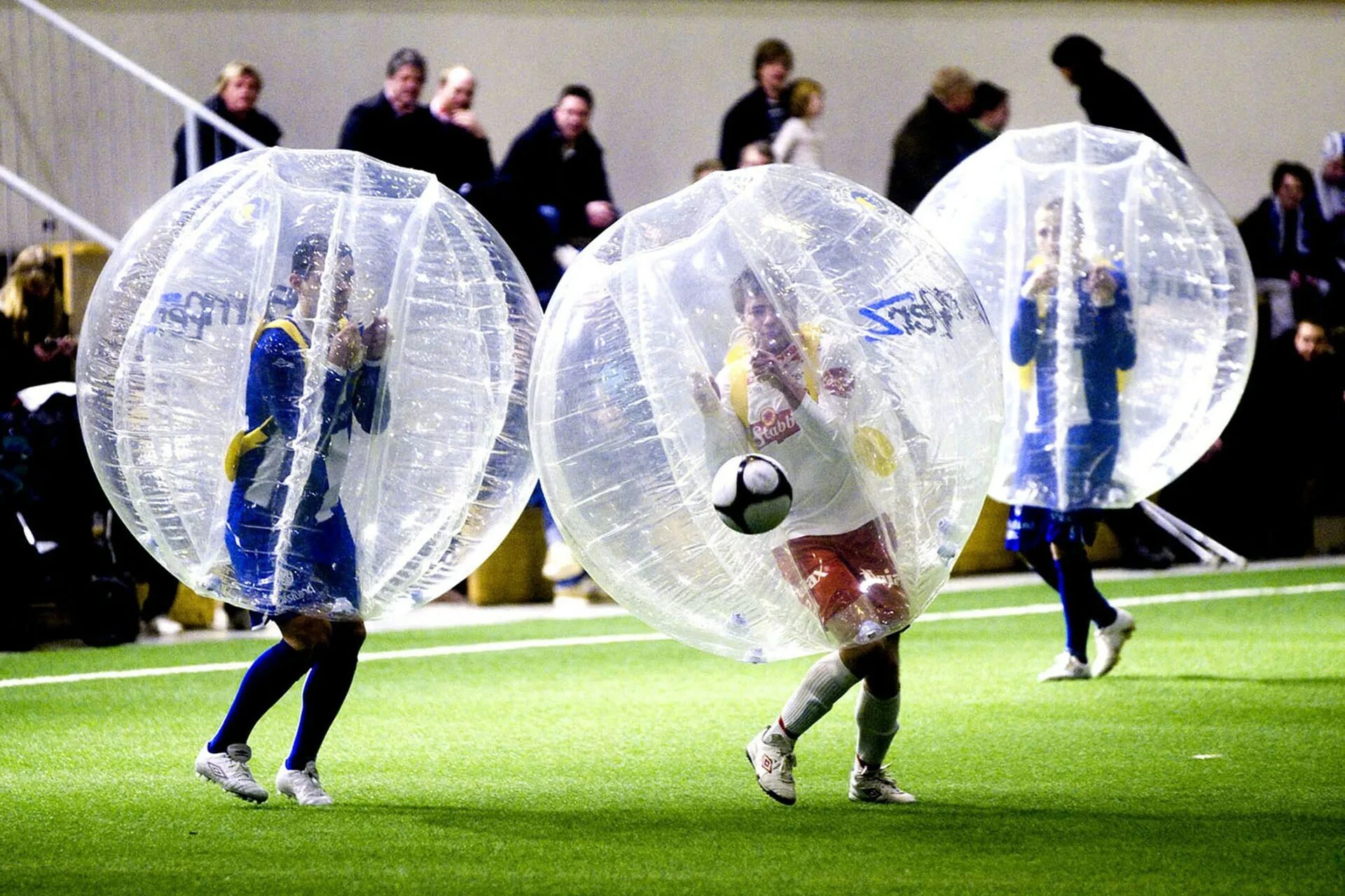 Unusual sporting. Футбол в шарах бампербол. Необычные виды спорта. Необычный футбол. Бампербол на природе.