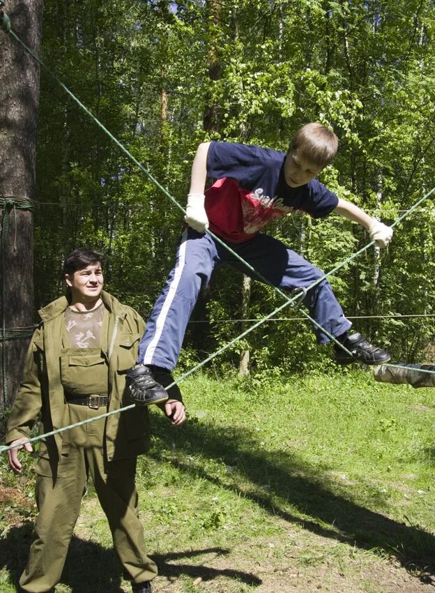 препятствие этап. тропа препятствий. спортивно туристическая полоса препятствий. веревочный туризм. туристическая полоса препятствий в лесу.
