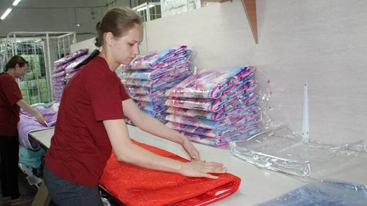 креп кади. набивщица подушек. ткани на парковой новоалтайск. салатовая ткань. новоалтайское производство постельного белья.