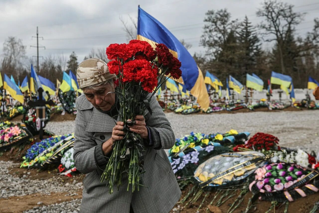 Украинские кладбища. Кладбище украинских солдат. Украинское кладбище с флагами. Кладбище военных погибших на Украине.