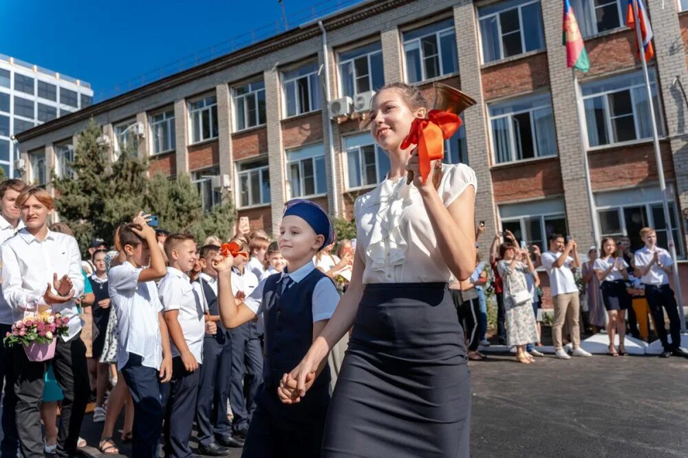 Лабинск 23. Школа 106 Краснодар. Первый звонок в школе. Реконструкция школы. Школьная линейка выпускников.