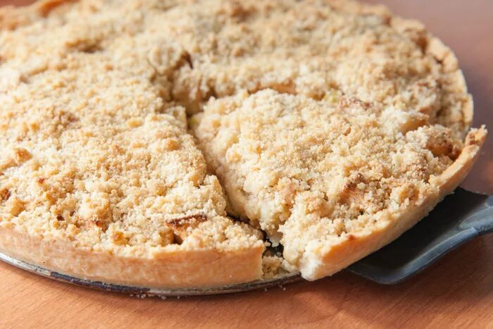 Песочный пирог с творогом крошка рецепт. Яблочный пирог с крошкой. Песочный пирог с крошкой. Песочный пирог с яблоками и крошкой. Пироги с крошкой сверху.
