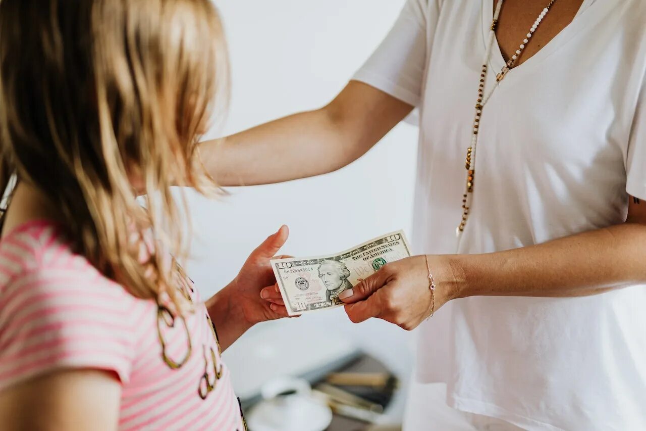 Пара с деньгами. Bring her money. Bring her money. Тратить деньги. Картинки девушка кидает деньги.
