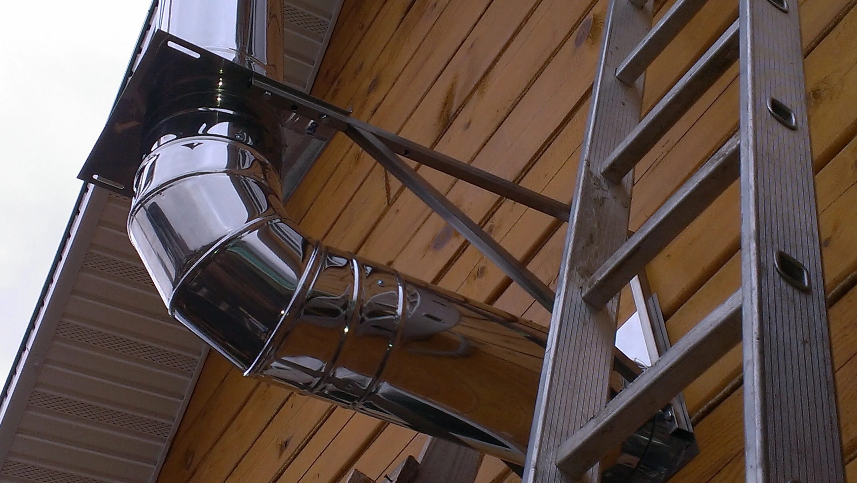 окожушивание воздуховодов оцинкованной сталью. воздуховод в частном доме. вытяжная система вентиляции. вентиляция в частном доме. крепления для воздуховодов 2 кгв.