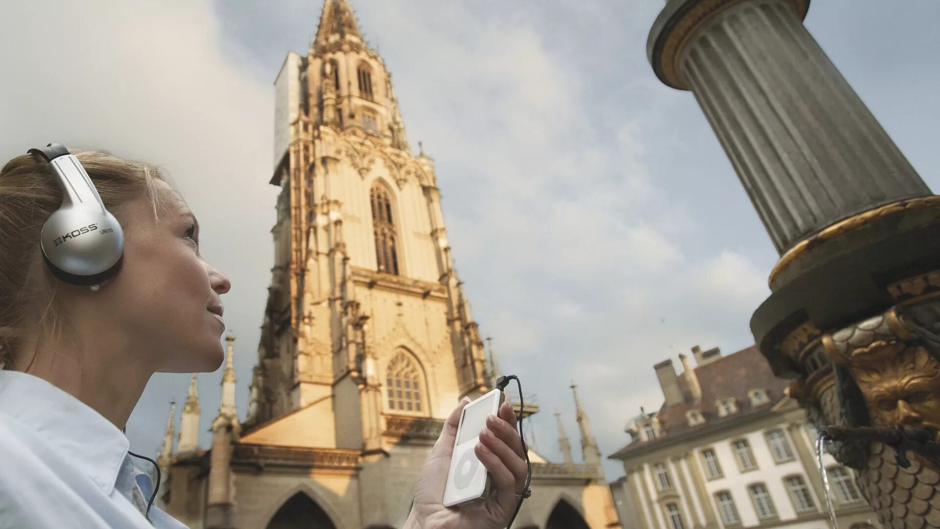 Как получает экскурсовод. Группа людей с экскурсоводом. Профессия экскурсовод. Туристы в музее. Экскурсовод.