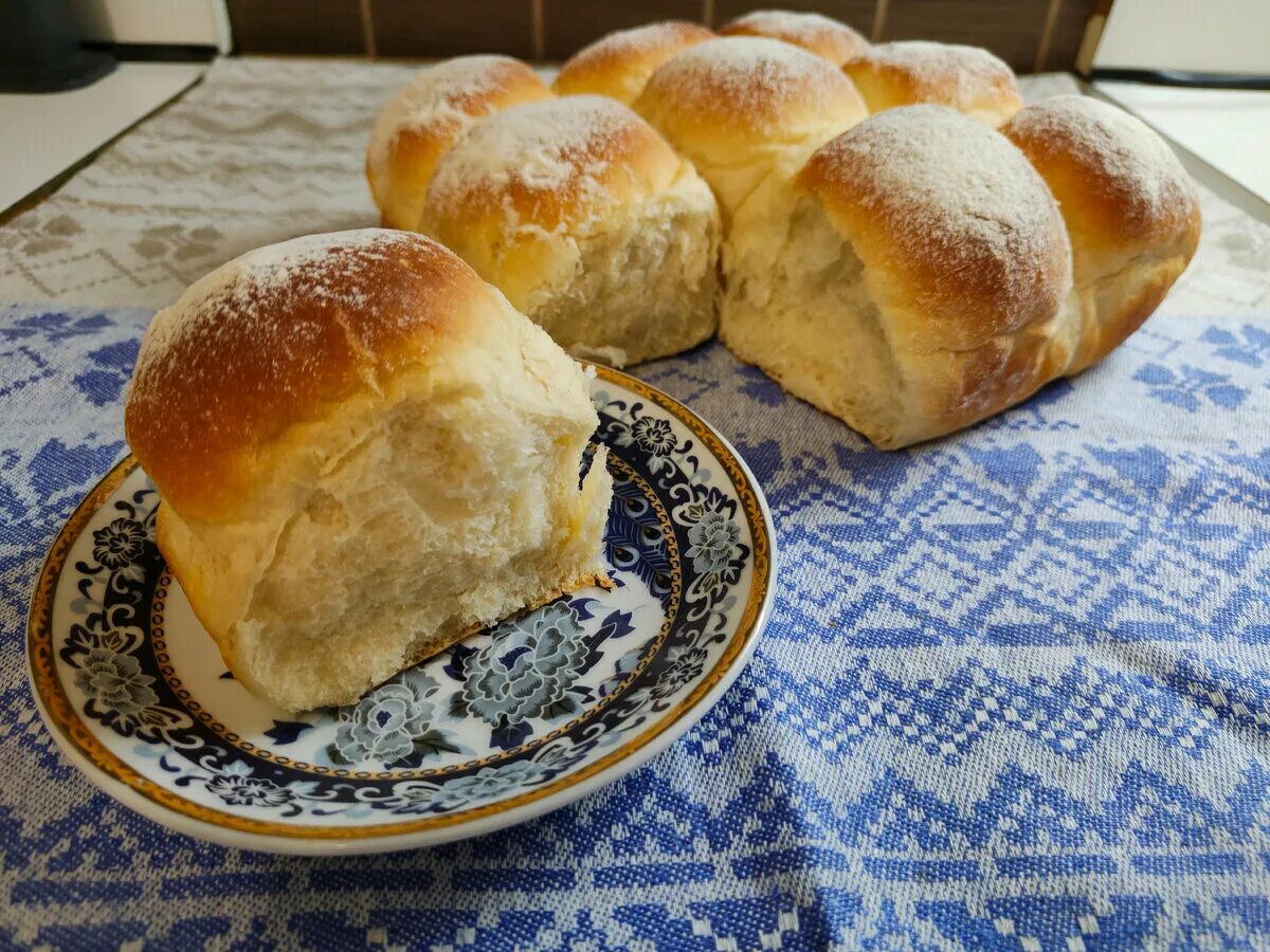 Булочки на молоке. Пуховые булочки. Булочка к молоку. Молочные булочки фото.