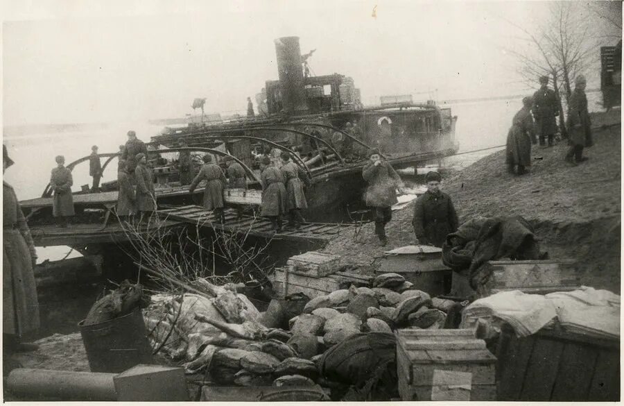 Сталинград Волга 1942. Переправа через Волгу в Сталинградской битве. Переправа в Сталинграде 1942. Сражение на Волге 1942. Переправа бой