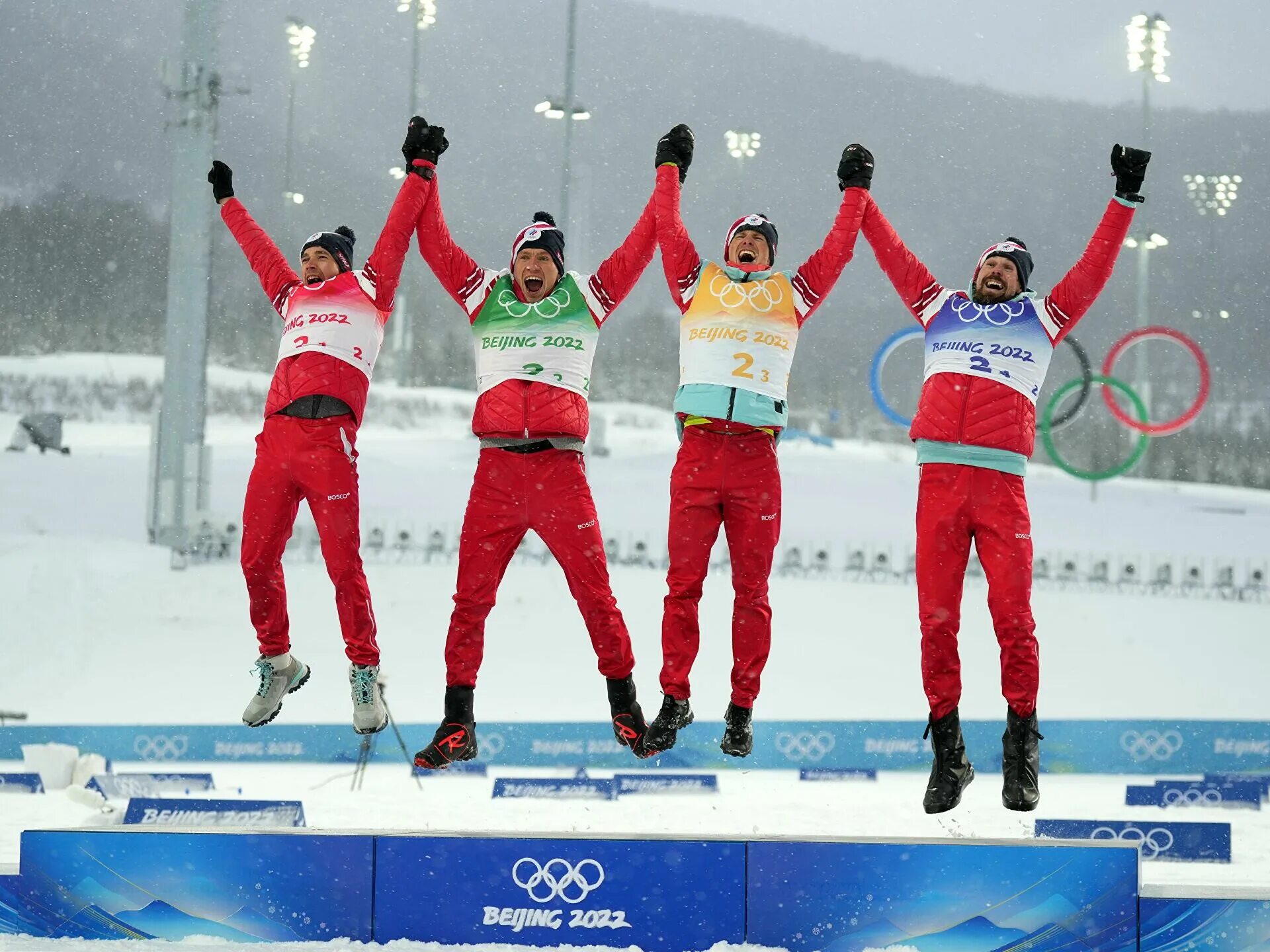 иван якимушкин лыжные гонки. сергей устюгов олимпиада 2022. олимпийские игры лыжи мужчины. олимпийские игры 2022 лыжи эстафета мужчины. червоткин большунов спицов устюгов олимпиада 2022.