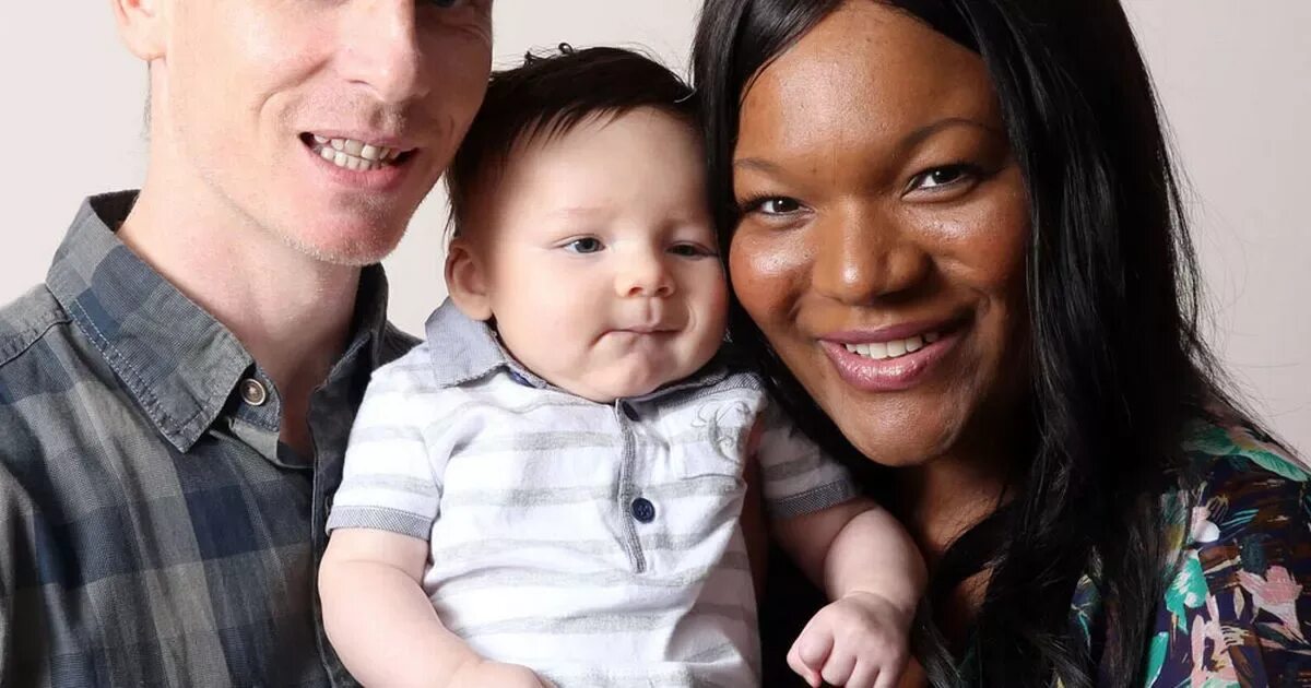 Фотосессия мама и дочка. Белые мамаши. Чернокожая мама и белый ребенок. Дети от негритянки. Фотосессия мама и малыш.