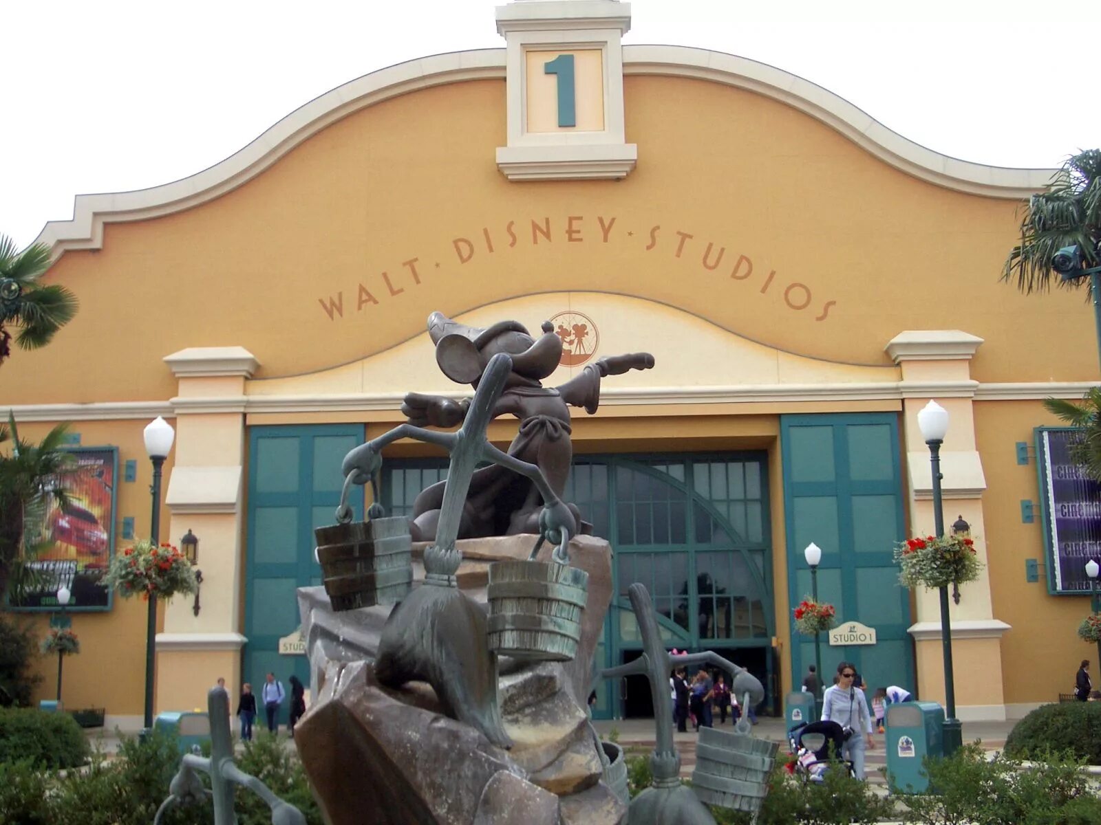 Уолт Дисней Студиос. Диснейленд Париж Walt Disney Studios Park. Парк студии Уолта Диснея Париж. Студия Уолта Диснея США. Студия уолта диснея