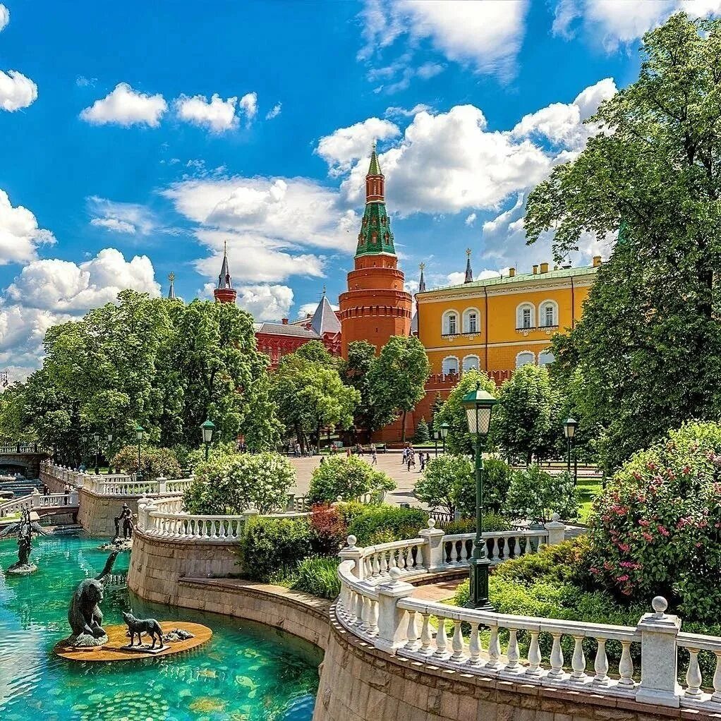 Где можно погулять весной. Александровский парк Москва. Александровский сад Москва. Александрийский сад в Москве. Александровский сад сад Москва лето.