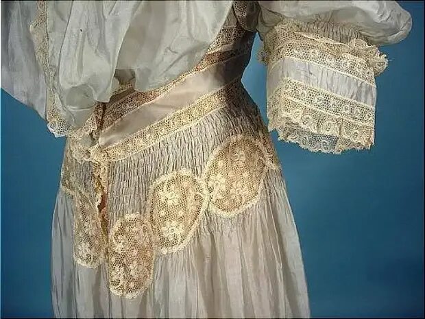 Кружева в одежде 18 века. Кружева в старинной одежде. Винтажные кружевные платья. Старинное нижнее белье. Антикварный нижний