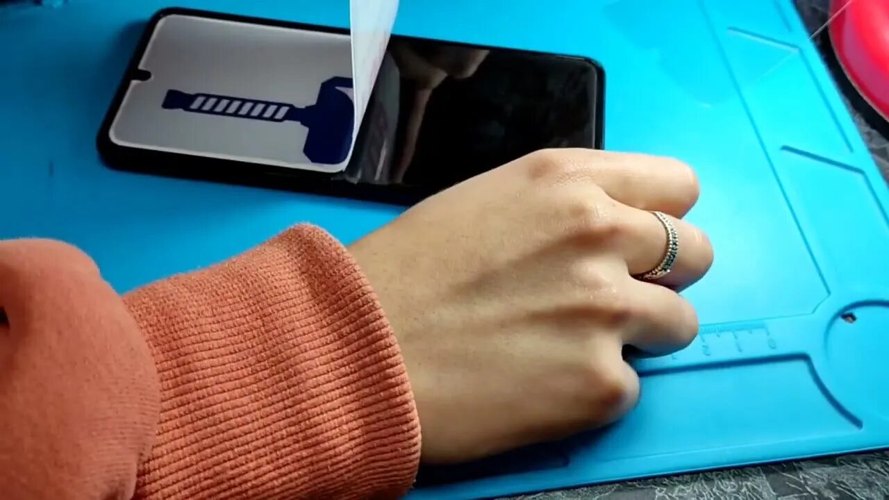 Z flip 4 защитная пленка. Замена пленки на самсунг z flip 3. можно ли клеить другую плёнку на самсунг z flip 3.