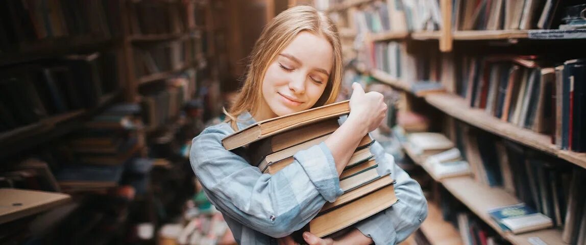 Человек обнимает книгу. Много книг в руках. Книга человек. Девушка с книжкой в обнимку. Покажи новую книгу