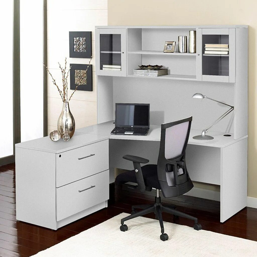 Компьютерный стол с шкафчиками. Письменный стол белый со шкафчиками. Надстройка над письменным столом. Современный компьютерный стол со шкафом. Белый письменный стол с надстройкой и шкафчиками.