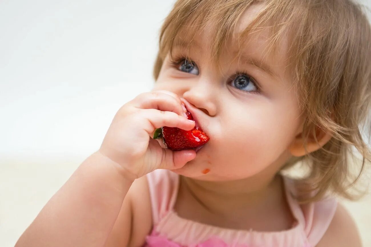 Ягодка ест ягодку. Ребенок ест клубнику. Клубника для детей. Кушать клубнику. Маленькая клубника для девочек.
