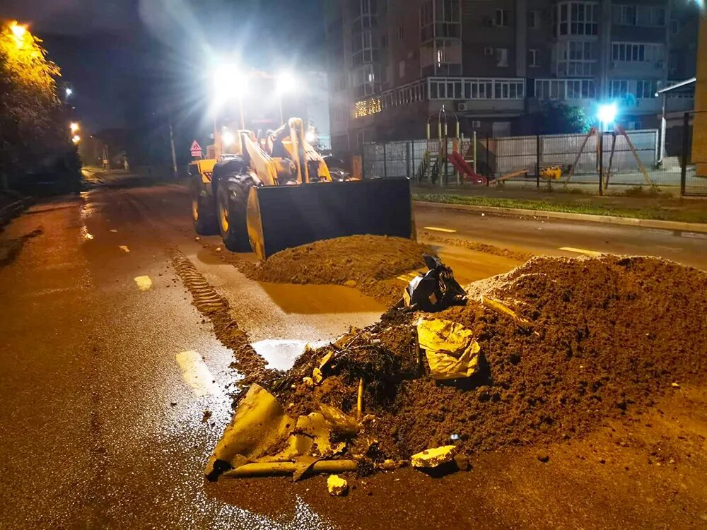 Новости воронежа за последние сутки. Ливень в Воронеже. Асфальт проезд.