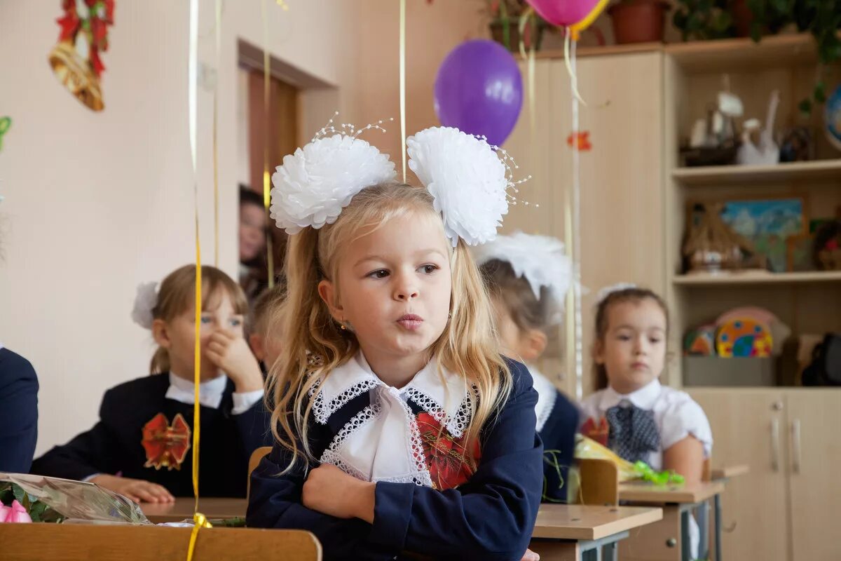 В первый класс через год. Первоклашки. Первоклассница. Фотосессия первоклашек в классе. Первый класс.