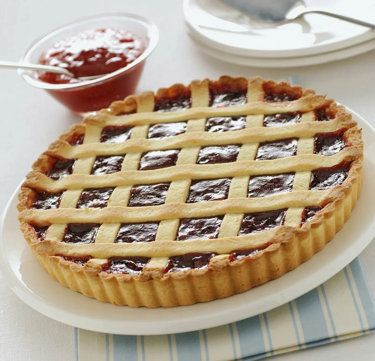 Сухой сладкий пирог. Сухой сладкий пирог. Тёртый пирог с вареньем. Пирог вишневый шик. Дрожжевой пирог с курагой.